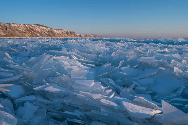 Baykal Gölü 'nün güzel manzarası Uzury Körfezi, Sibirya, Rusya, Asya' dan kış mevsimi manzarası
