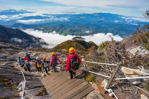 Sabah Malezya Asya Daki Kinabalu Dağ Zirvesinden Inen Trekkerler — Stok fotoğraf