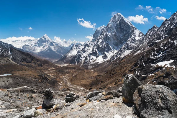Himalaya dağları Chola geçidinden manzara manzarası, Nepal, Asya 'daki Everest ana kampı yürüyüşü