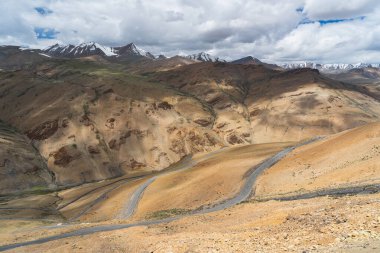 Yaz mevsiminde Himalaya dağları ile Manali Leh karayolu, Leh Ladakh, Kuzey Hindistan, Asya