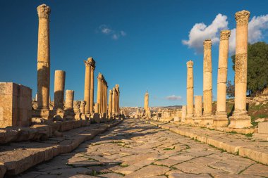Jerash harabelerindeki Roma sütunları Ürdün 'de, Arap' ta, Asya 'nın ortadoğusunda.