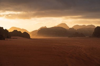 Ürdün, Arap ve Asya 'daki Wadi Rum çölünde güzel bir sabah güneşi doğuyor.