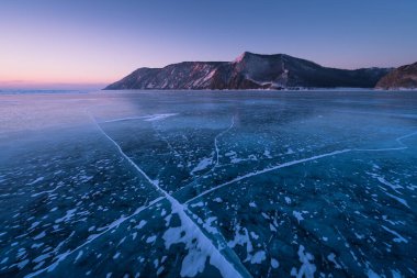 Forzen Gölü Baykal, kış mevsiminde Uzury Körfezi 'nden gün doğumunda, buzun pürüzsüz yüzeyi, Sibirya, Rusya, Asya