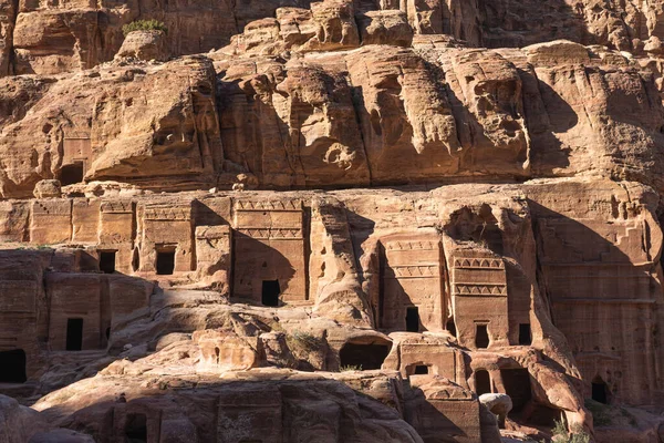 ペトラ遺跡と古代都市 ヨルダン アラブ アジアのファサードの通り — ストック写真