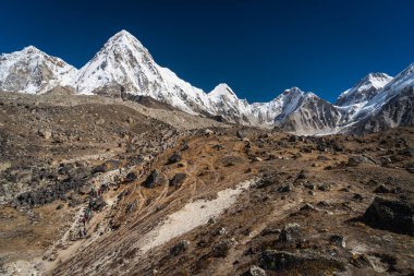 Sagarmatha Ulusal Parkı 'ndaki Everest ana kampına, Nepal, Asya' daki Himalaya dağ sırasına doğru yol alıyoruz.