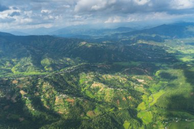 Nepal, Asya 'daki pirinç tarlası ve dağ manzarası