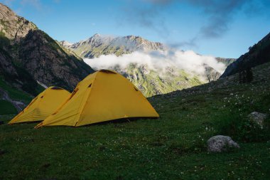 Pin Bhaba 'daki Mulling kamp alanındaki sarı çadırlar Shimla' daki Himalaya dağ sırasındaki Asya 'daki Pin Bhaba geçidi.