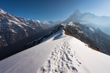 Himalaya Dağı manzarası Mardi Himal yürüyüş rotası, Pokhara, Nepal, Asya