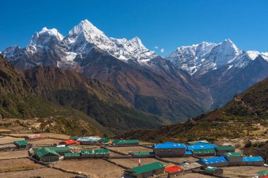 Thame köyü Himalaya sıradağlarıyla çevrili Everest Ulusal Parkı, Nepal, Asya