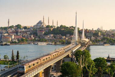 İstanbul 'daki metro köprüsü yaz mevsiminde gün batımında, İstanbul, Trukey, Avrupa