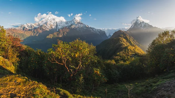Himalaya dağlarının panoramik manzarası Mardi Himal yürüyüş rotası, Pokhara, Nepal, Asya