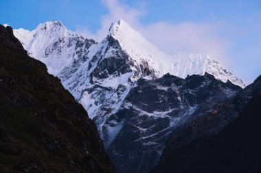 Himalaya 'daki Tengboche köyünden Kangtega dağ zirvesi manzarası Everest Ulusal Parkı, Nepal, Asya' da.