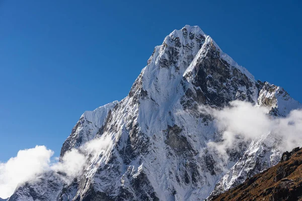 Everest Ulusal Parkı 'ndaki Cholatse Dağı zirvesi, Nepal, Asya' daki Himalaya Dağları.