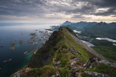 Norveç, Norveç, İskandinavya, Avrupa 'daki Lofoten adasındaki Svolvaer balıkçı köyündeki Floya dağ zirvesinin en üst manzarası