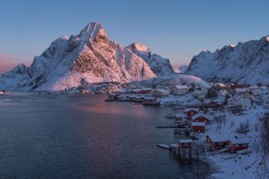Reine balıkçı köyü güzel bir gün doğumunda, Lofoten adası, Norveç, İskandinavya, Avrupa