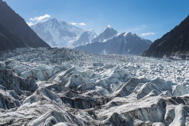 Karakoram sıradağlarıyla çevrili Passu buzulu, Gilgit Baltistan, Pakistan, Asya