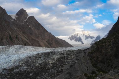 Yaz mevsiminde Karakoram sıradağlarıyla çevrili Passu buzulu güneş doğarken Patundas yürüyüş rotasından, Gilgit Baltistan, Pakistan, Asya