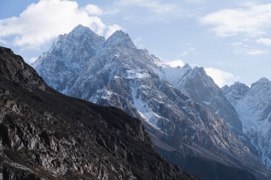 Phander Vadisi 'ndeki Hindu Gush dağlarının tepesinde kar, Pakistan, Asya' daki Gilgit Baltistan.