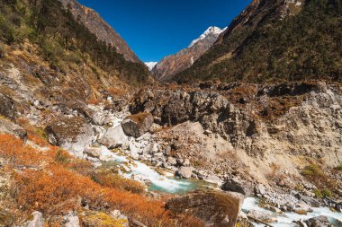Mera bölgesindeki dağ ve nehir manzarası, Nepal 'deki Himalaya dağları, Asya