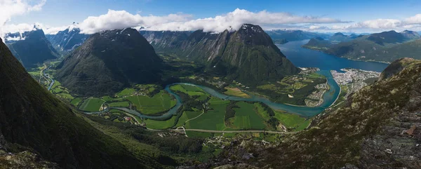 Paisagem Panorâmica Montanha Vista Para Rio Rota Caminhadas Romsdalseggen Noruega — Fotografia de Stock