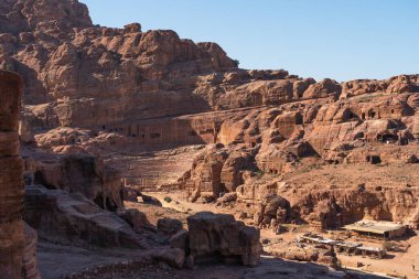Petra harabelerindeki Roma tiyatrosu ve Wadi Musa, Ürdün, Arap, Asya 'daki antik şehir