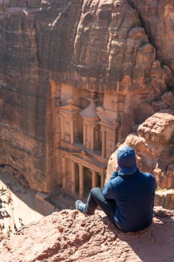 Petra harabelerinde Hazine 'nin ya da El Hazine' nin fotoğrafını çeken bir gezgin ve Ürdün, Asya 'da antik bir şehir.