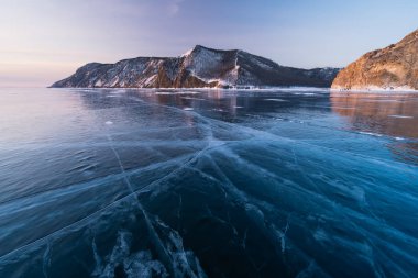 Kış mevsiminde Uzury körfezinde gün doğumu, Sibirya, Rusya ve Asya 'da Baykal gölü dondurdu.