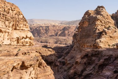 Petra harabelerindeki dağ manzarası ve Wadi Musa 'daki antik şehir Ürdün, Arap, Asya