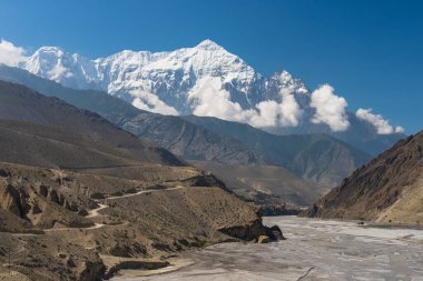Yukarı Mustang 'in manzarası Nilgiri dağ zirvesi, Himalaya dağları Nepal, Asya sıradağları