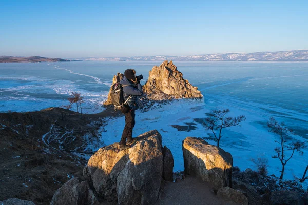 Ein Fotograf Fotografiert Den Zugefrorenen Baikalsee Einem Morgen Insel Olchon — Stockfoto