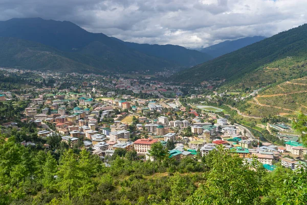 Thimpu şehrinin tepesi, Bhutan 'ın başkenti yaz mevsiminde dağlarla çevrili, Asya