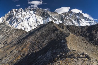 Nuptse ve Nuptse dağlarının zirvesi, Everest 'teki ana kamp rotasında Chukung Ri' den, Himalaya dağları, Asya, Nepal 'de.