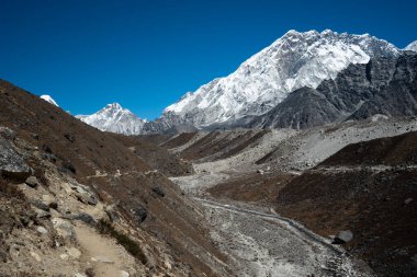 Everest 'in ana kampındaki Dzongla köyüne, Himalaya dağlarının Nepal, Asya' daki yürüyüş rotasına doğru yol alıyoruz.