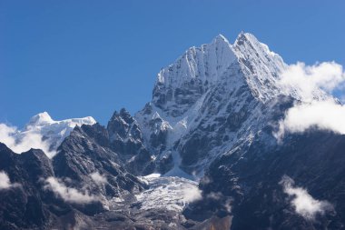 Thamserku dağı zirvesi Everest ana kampında yürüyüş, Himalaya dağı zirvesi Nepal, Asya