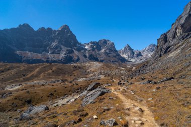 Dzongla köyüne giden yol, Chola 'dan önceki son köy Everest ana kampında yürüyüş, Himalaya dağları Nepal, Asya sıradağları