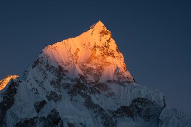 Kalapattar bakış açısından Nuptse dağının tepesinde gün batımı, Himalaya dağ sırasındaki Everest ana kampı, Nepal, Asya