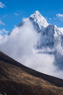 Ama Dablam dağının tepesindeki Everest ana kampında Nepal, Asya 'da yürüyüş rotasında.