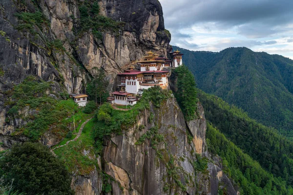Taktsang Canavarı. Butan 'daki en güzel ve kutsal manastır Paro Vadisi, Butan, Asya' daki uçurum dağında yer almaktadır.