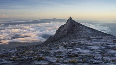 Sabah, Borneo Adası, Malezya 'daki Kinabalu Dağı' nın güney zirvesinin zamanı.