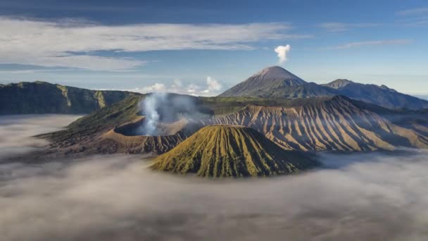 Montaña Activa Del Volcán Bromo Con Mar Niebla Amanecer Matutino — Vídeo de stock