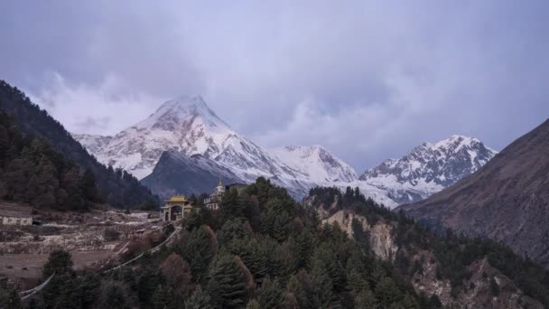 ヒマラヤ山脈 ネパールのLho村のチベット僧院の背後にあるManaslu山のピークの経過 — ストック動画