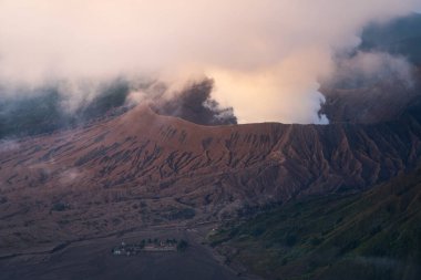 Endonezya, Asya 'daki doğu Java adasında sabah gündoğumunda Bromo aktif volkan dağı