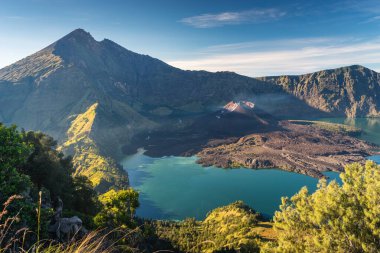 Rinjani volkanik dağ manzarası Sembalun kraterinden sabah gündoğumunda, Endonezya, Asya 'daki Lombok adasında.