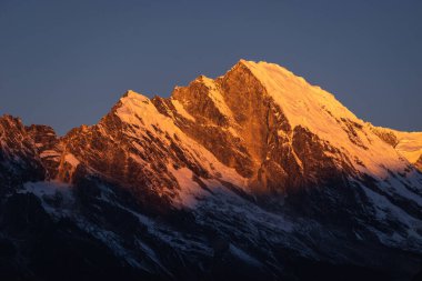 Gün doğumunda kızıl kar dağı zirvesi, Everest bölgesinde Himalaya dağları, Nepal, Asya