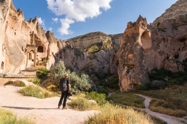 Capadocia Platosu, Orta Anadolu, Türkiye ve Asya 'da Zelve açık hava müzesine bakan bir fotoğrafçı