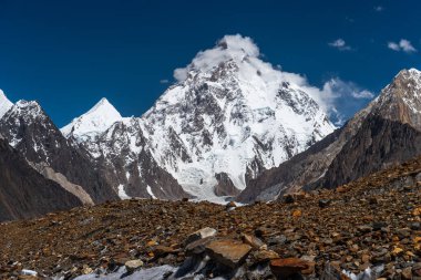 K2 dağ zirvesi, dünyanın en yüksek ikinci dağı deniz seviyesinden 8,611 metre yükseklikte Gilgit Baltistan, Pakistan, Asya 'daki Karakoram dağ sırası.