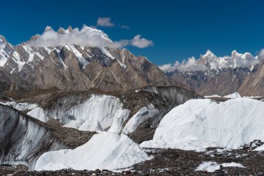 Gilgit Baltistan, Pakistan, Asya 'daki Baltoro buzulu ve Karakoram dağları K2 ana kampı yürüyüş rotasında.