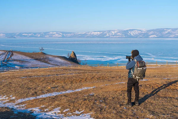 Fotógrafo Con Mochila Hablando Imagen Del Lago Congelado Baikal Temporada — Foto de Stock