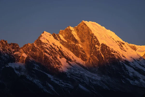 Pico Montaña Nieve Roja Amanecer Matutino Cordillera Del Himalaya Región — Foto de Stock