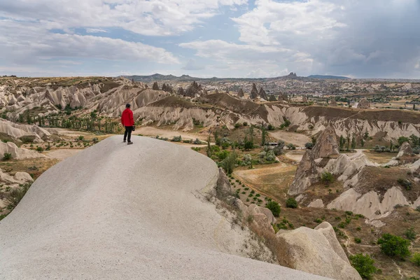 Hombre Parado Cresta Montaña Mirando Ciudad Goreme Meseta Capadocia Anatolia — Foto de Stock